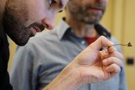 Impact – Impact Reportage Zauberpilze – Zwischen Rausch, Heilung und Kriminalität Host Livio Carlin zusammen mit dem Protagonisten Marco beim Sammeln von Zauberpilzen sowie den psychedelischen Pilz Spitzkegeliger Kahlkopf. Copyright: SRF