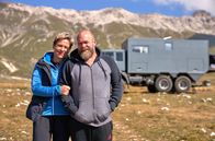 Wir werden Camper – Tanja und Peter Rombach vor ihrem 6x6 Expeditionsreisemobil mit dem sie auch Offroad fahren und campen. Ihre erste Reise führt sie in das italienische Abruzzen-Gebirge.