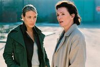 Anlässlich des 75. Geburtstags von Iris Berben am 12.08.: Rosa Roth – Adrienne Krayen (Anneke Kim Sarnau) will wissen warum Katzmann ausgerechnet Kontakt mit Rosa Roth (Iris Berben, r.) aufgenommen hat.