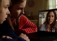 The Visit – The Visit Schlechte Verbindung mit der Mutter: Olivia DeJonge als Becca, Ed Oxenbould als Tyler, Kathryn Hahn als Mom
