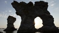 Wilde Ostsee – Raukare sind natürliche Kalksteinskulpturen - hier auf der kleinen Schwesterinsel Farö.