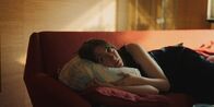 Out of Touch – Am Morgen nach der Feier wird Mikaela (Sanna Sundqvist) von ihrer Partnerin zur Rede gestellt, um ihr eigenartiges Verhalten des vergangenen Abends zu erklären.