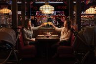 Based on a True Story - Sprich oder stirb! – Drew Stephens (Melissa Fumero, l.); Ava Bartlett (Kaley Cuoco, r.)
