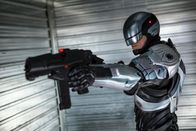 RoboCop – Mensch oder Maschine? Der Polizist Alex Murphy (Joel Kinnaman) soll als RoboCop für Sicherheit und Ordnung sorgen, als die Verbrechen außer Kontrolle geraten. Doch ist er wirklich so kontrollierbar, wie sich seiner Erschaffer das wünschen?