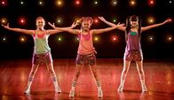 Emm@s Ch@troom – Emma (Sophie Karbjinski, Mitte), Ally (Marny Kennedy, li.) und Jackie (Charlotte Nicdao, re.) strahlen: Sie dĂĽrfen am begehrten Tanzworkshop teilnehmen.Â