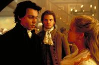 Sleepy Hollow - Köpfe werden rollen – Ichabod Crane (Johnny Depp, l.) trifft kurz nach seiner Ankunft in Sleepy Hollow erstmals auf Katrina Van Tassel (Christina Ricci, r.). Brom Van Brunt (Casper Van Dien, M.) ist verärgert darüber, dass Ermittler Crane sich ihnen nicht vorgestellt hat.