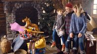 Der scheinheilige Nikolaus – Der vermeintliche Heilige Nikolaus scheint den Geschwistern Artem und Polja etwas seltsam (von li nach re: Maksym Luchak, Vasyl Virastiuk, Ivanna Borodai).