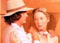 Unsere kleine Farm – Die Arbeit im Hotel ist schwer, doch Carolina (Karen Grassle, r.) und Charles (Michael Landon, l.) sprechen sich gegenseitig Mut zu.