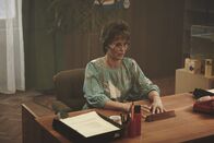 Sketch History – Im Reisebüro der DDR kommt es auf die richtigen Formulare an. Und darauf, dass Frau Zibulka (Valerie Niehaus) ein Einsehen zeigt.