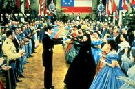 Vom Winde verweht – Immer wieder treffen Rhett Butler (Clark Gable, Mitte l.) und die eigensinnige Scarlett (Vivien Leigh, Mitte r.) aufeinander, doch die junge Frau erkennt nicht, dass der attraktive Draufgänger ihr sein Herz zu Füßen legt ...