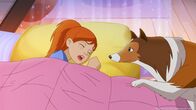 Lassie – Lassie versucht Zoe zu wecken um sie auf das Verschwinden von Harvey aufmerksam zu machen.