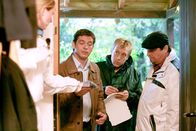 Die Rosenheim-Cops – Christian Lind (Tom Mikulla, l.), Michael Mohr (Max Müller, m.) und Florian Prantl (Andreas Giebel) bekommen am Tatort erste Indizien von der Spurensicherung.