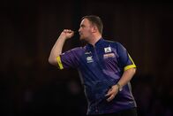 Darts: Premier League – Luke Littler (ENG) in seinem Halbfinalspiel gegen Rob Cross (ENG, nicht im Bild) während der PDC Paddy Power World Darts Championship 2024 im Alexandra Palace, London, Vereinigtes Königreich am 2. Januar 2024.