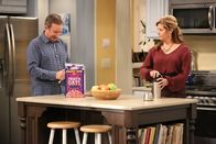 Last Man Standing – Nachdem Vanessa (Nancy Travis, r.) einen Ratschlag gegeben hat, den sie bereut, kann nur noch Mike (Tim Allen, l.) helfen ...