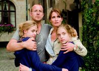 Hanni & Nanni 2 – Die Zwillinge Hanni und Nanni (Jana und Sophia Münster) sind froh, nach all ihren Erlebnissen und überstandenen Abenteuern, wieder mit ihren Eltern George und Jule Sullivan (Heino Ferch und Anja Kling) vereint zu sein.
