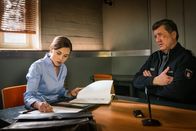 Notruf Hafenkante – Hallers Tochter Josefine (Karin Hanczewski) ist Strafverteidigerin und soll Hans (Bruno F. Apitz) vorbereiten, sollte er sich wegen seiner Schlägerei verantworten müssen.