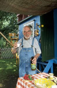 Löwenzahn Classics – Peter (Peter Lustig) stellt entsetzt fest, dass die Milch sauer geworden ist.