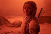 Der Herr der Ringe: Die Ringe der Macht – Galadriel (Morfydd Clark) überlebt das von Waldreg verursachte Inferno.