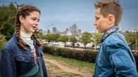 Die Pfefferkörner – Leo (Charlotte Farhadi) und Moritz (Jan Friedrichsen) sprechen sich ab - und flirten ein bisschen.