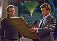 The Mentalist – Durch einen hinterlistigen Trick will Patrick Jane (Simon Baker, r.) dem Kunstdieb AP Caid (Gerald Hauser, l.) das 50 Millionen Dollar teure Gemälde wieder abnehmen und dem rechtmäßigen Besitzer übergeben.