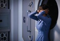 Extant – Es wird immer klarer: Molly (Halle Berry) hat wiederkehrende Flashbacks, die ihr zeigen, was im All passiert ist. Doch was das geheime Zeichen auf ihrem Bauch damit zu tun hat, weiß sie immer noch nicht ...