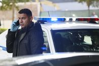 Castle – Ein sterbender Mann lässt ein Baby bei einem Priester zurück. Ein Fall, die viele Fragen aufwirft, die Javier (Jon Huertas) und seine Kollegen nun zu beantworten versuchen ...