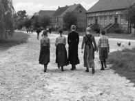 Das weiße Band – Die Hebamme (Susanne Lothar, Mitte) ahnt nicht, warum die Kinder sie begleiten.