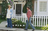 Desperate Housewives – Rückblick: Eli (Beau Bridges, r.) ist gerade nach Fairview gezogen und geht durch die Nachbarschaft, um Arbeit zu finden. Er stellt sich Mary-Alice (Brenda Strong, l.) vor und fragt, ob er etwas für sie reparieren könne ...
