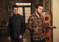 New Girl – Nicht nur auf Schmidt (Max Greenfield, l.) und Nick (Jake Johnson, r.) warten nach ihrer Rückkehr nach L.A. einige Überraschungen ...