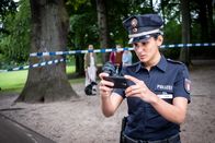 Notruf Hafenkante – Ein Neugeborenes wurde auf einem Spielplatz in einem Park gefunden. Pinar (Aybi Era) macht Beweisfotos.