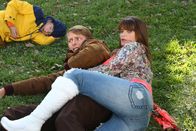 The Middle – Während Brick (Atticus Shaffer, l.) noch mit seinem Essen ringt, ringen Marlene (Mary Birdsong, r.) und Dr. Ted Goodwin (Jack McBrayer, m.) auf dem Rasen.