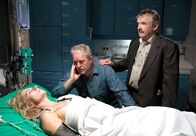 Der Winzerkönig – ARD DER WINZERKÖNIG III. Staffel, 13 neue Folgen, Folge 31 "Die Krise"15 Uhr im Ersten. Nach dem schrecklichen Autounfall liegt Claudia (Susanne Michel, l.) im Koma. Thomas (Harald Krassnitzer, M.) verdächtigt den behandelnden Arzt einer unzureichenden Behandlung. Blasius (Branko Samarovski, r.) unterstützt ihn.