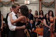 How I Met Your Mother – Rückblende an Punchys bzw. die schlimmste Hochzeit, auf der sie je waren: Robin (Cobie Smulders, vorne r.) und Barney (Neil Patrick Harris, vorne l.) ...