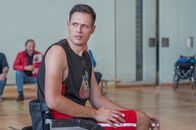 SOKO Kitzbühel – Max Schober (Martin Bergmann) ärgert sich über die Unterbrechung beim Trainingsspiel. Die SOKO hat noch einige Fragen an ihn.