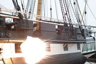 Legendäre Krieger – HMS Trincomalee, Hartlepool, UK: Eine Kanonenexplosion an der Außenseite eines Schiffes. In der Schlacht können Kanonen bis zu 32 Pfund wiegen. Die Taktik der britischen Marine bestand darin, so nah wie möglich an den Gegner heranzukommen, idealerweise hinter ihm vorbeizufahren und das Feuer zu eröffnen, um dem Schiff und seiner Besatzung maximalen Schaden zuzufügen. (Bildnachweis: Adrian Wyer)