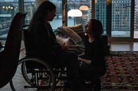 Legal Affairs – Die Aussprache zwischen Leo (Lavinia Wilson, re.) und ihrer Schwester Ulli (Annika Kuhl) reißt alte und neue Wunden auf.