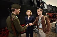 3 1/2 Stunden – Die Lokführerin Edith Salzmann (Luisa-Céline Gaffron) und der DEFA-Filmreporter Kurt Blochwitz (Vincent Redetzki, re.) bei der Grenzkontrolle.