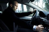 Transporter 3 – Mit einem Armband versehen, das nach ca. 20 Meter Entfernung von seinem Wagen explodiert und damit zur tödlichen Falle werden kann, wurde 'Transporter' Frank Martin (Jason Statham) zu einem speziellen Auftrag gezwungen.