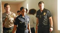The Rookie – Während des Besuchs in der Haftanstalt, wird von den gewaltbereiten Gefangenen ein Alarm ausgelöst, sodass John Nolan (Nathan Fillion, r.), Deputy Sharp (Don Swayze, l.) und Nyla Harper (Mekia Cox, M.) sich selbst verteidigen müssen.