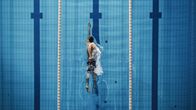 ZDFsportstudio live: Schwimmen: Europameisterschaften – Luftaufnahme von oben: Männlicher Schwimmer schwimmt im Schwimmbecken.