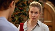 Rote Rosen – Till (Francesco Oscar Schramm) ist wieder auf Vatersuche und schwänzt die Schule. Als Svenja (Lea Marlen Woitack) dahinterkommt, ist Till ehrlich zu ihr und die beiden nähern sich an.