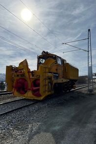 Legendäre Zugabenteuer – Mit schweren Maschinen wie dieser Schneefräse können die Schienen von bis zu zehn Tonnen Schnee pro Stunde befreit werden – unerlässlich für einen gefahrlosen Bahnverkehr.