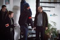 Stiller Verdacht – Ein Aufgebot der Polizei ist in das Haus der Kertez gekommen, um alles zu durchsuchen. Thomas Kertez (Kad Merad, r.) schaut ihnen fassungslos zu.
