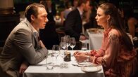 Exit – Ein Candlelight Dinner voller Spannungen: Seit Adam Veile (Simon J. Berger) von Hermines (Agnes Kittelsen) Schwangerschaft weiß, lügen sich die beiden durchgehend an. Werden sie sich die Wahrheit sagen oder eskaliert die Situation?
