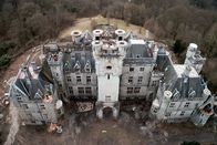 Patina-Paradiese – Das ungewöhnliche Schloss im Herzen des Waldes bei Houyet in Belgien erinnert an das Gebäude aus dem Märchen "Dornröschen".