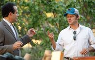 Monk – Jack Monk Jr. (Steve Zahn, re.) behauptet, Monks (Tony Shalhoub) Halbbruder zu sein und belegt dies mit vertraulichem Detailwissen über ihren gemeinsamen Vater.