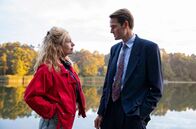 ZERV - Zeit der Abrechnung – Um einen Mordfall zu lösen, müssen ZERV-Kommissar Peter Simon (Fabian Hinrichs, r.) und Ost-Kollegin Karo Schubert (Nadja Uhl, l.) trotz ihrer zahlreichen Differenzen notgedrungen zusammen ermitteln.