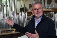 Welten-Saga – Der Orgelbau gehört seit 2014 zum immateriellen Weltkulturerbe – Christopher Clark lässt sich die verschiedenen Arbeitsschritte erklären.