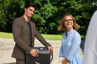 Sturm der Liebe – Josie (Lena Conzendorf, r.) geht vor Leon (Carl Bruchhäsuer, l.) bei einem Zusammentreffen mit Paul bewusst auf Abstand.