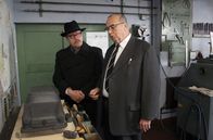 Die Affäre Borgward – Bremens Bürgermeister (Jürgen Heinrich) besucht den Autokonstrukteur in dessen Atelier. Weitere Fotos auf Anfrage.